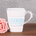 taza café cuadrado rosa con cuchara rosa