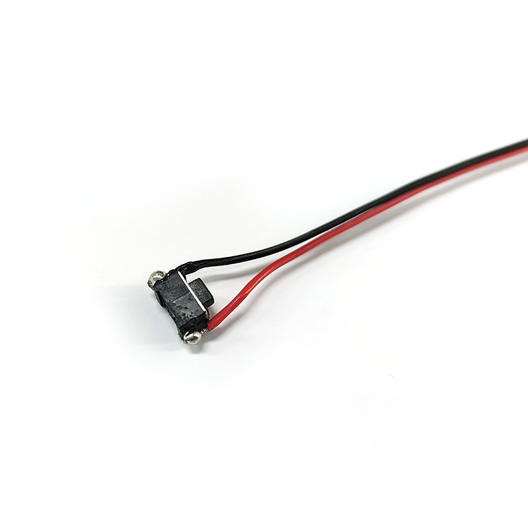 Rot- und Schwarz -Parallel -Klemmendraht Red and black parallel terminal wire
