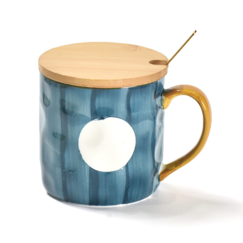 Tazza di caffè in ceramica con coperchio di bambù e cucchiaio