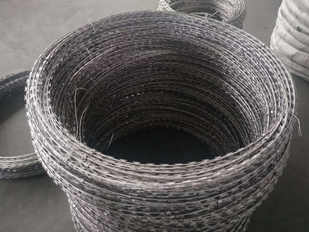 Barbed wire mesh reinforcement chain link fence installation