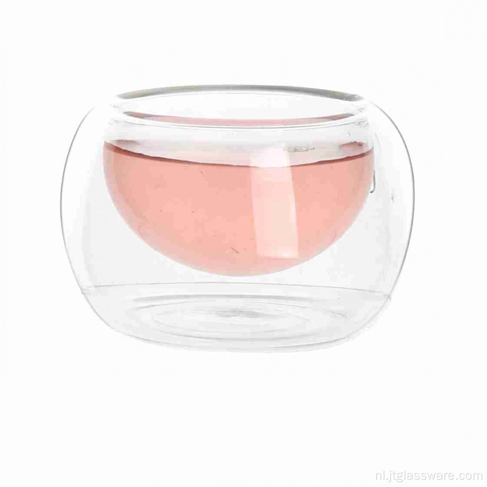 Kleine theekop van geïsoleerd glas