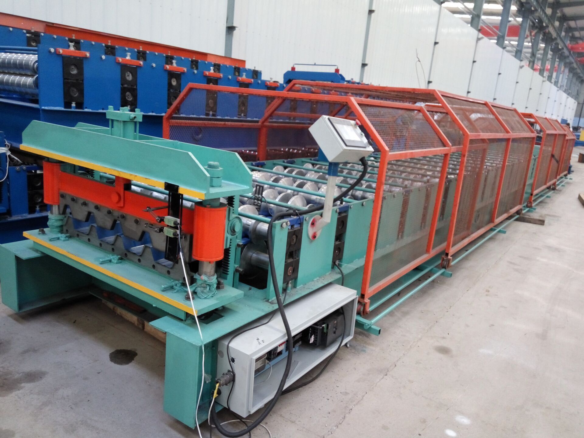 Floor deck roll forming machine