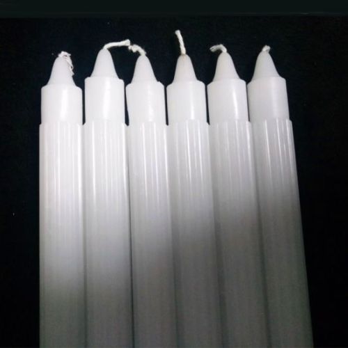 Velas cônicas brancas de 10 polegadas queimando velas com nervuras