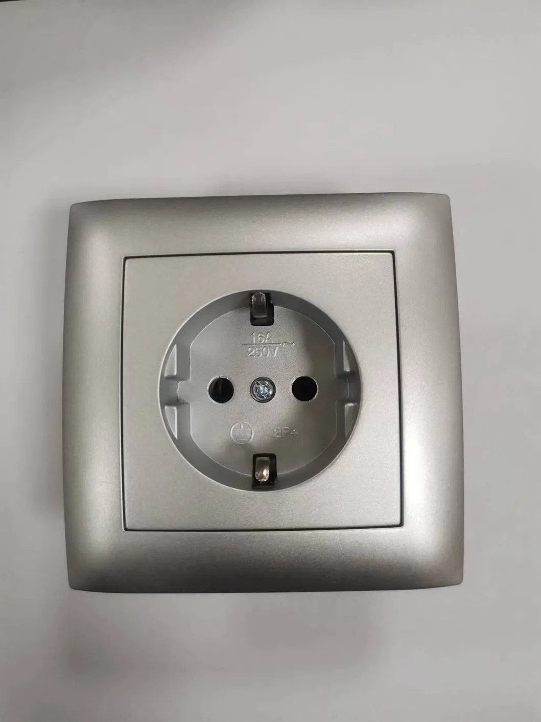 Настенная розетка, 1 группа, заземленная, защищенная, для скрытого монтажа, серия F9000