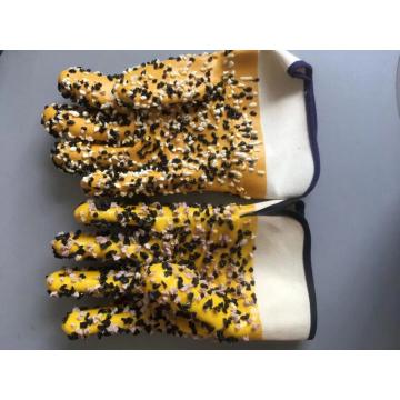 Желтые перчатки из ПВХ с чипсами на ладони