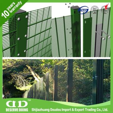 Hot selling plastic coated carbon steel steel mesh fencing