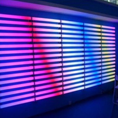 Oświetlenie elewacyjne z kolorowymi liniami świetlnymi DMX