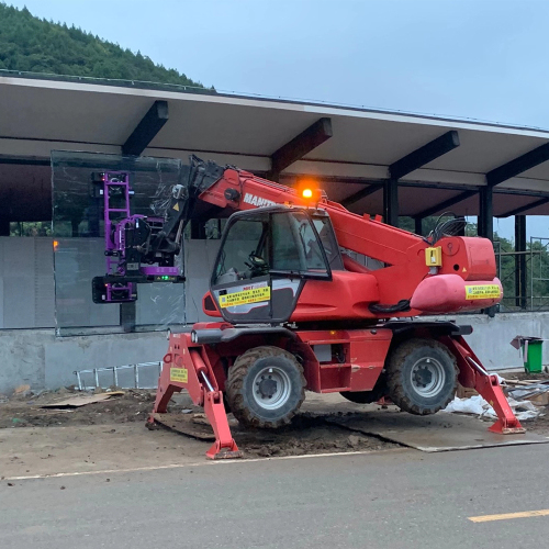 Installateur en verre de 2000 kg avec Manitou Aerocar