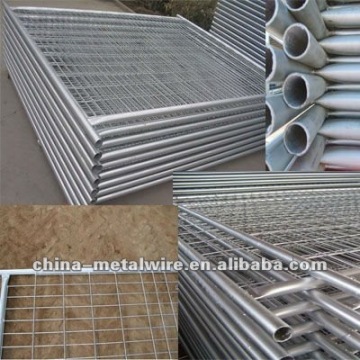 Easily assembled temporary mesh fence