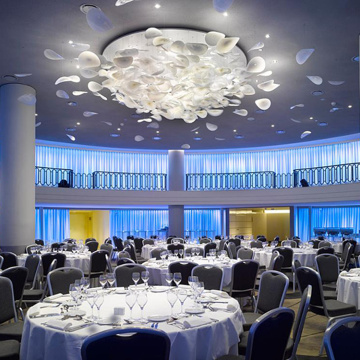 Superbe suspension en verre bleu du hall de banquet