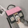 Nuevo estilo Collision Color Originality Strange Little House Cartoon encantador bolso de personajes individuales