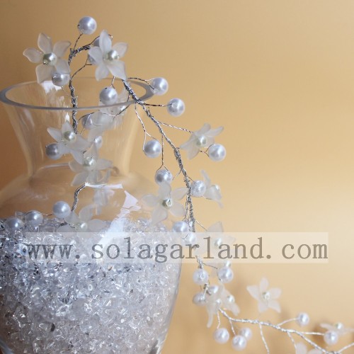 Perles artificielles blanches et branches d&#39;arbres à fleurs