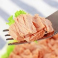Högkvalitativa konserverade tonfiskbitar i sojabönolja