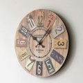 عتيقة التصميم البسيط ساعة الحائط الخشبية