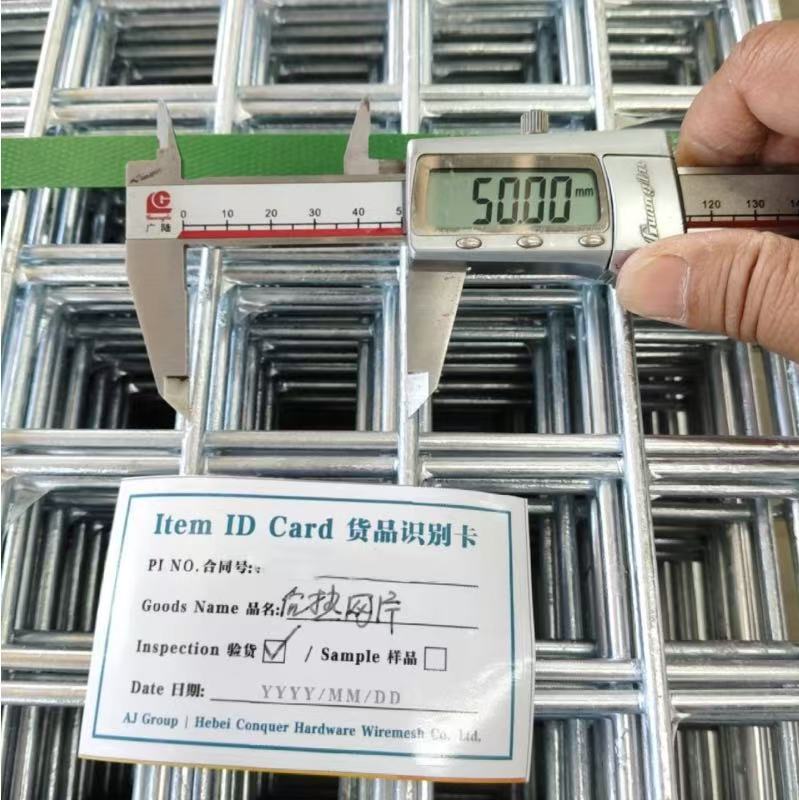 Panel z siatki spawanej Kontrola zacisku otwarcia siatki o średnicy 50 mm | ANJIA Digital caliper measuring a 50.00 mm mesh opening on a galvanized welded mesh panel next to an ANJIA outgoing inspection card -- manufactured by ANJIA