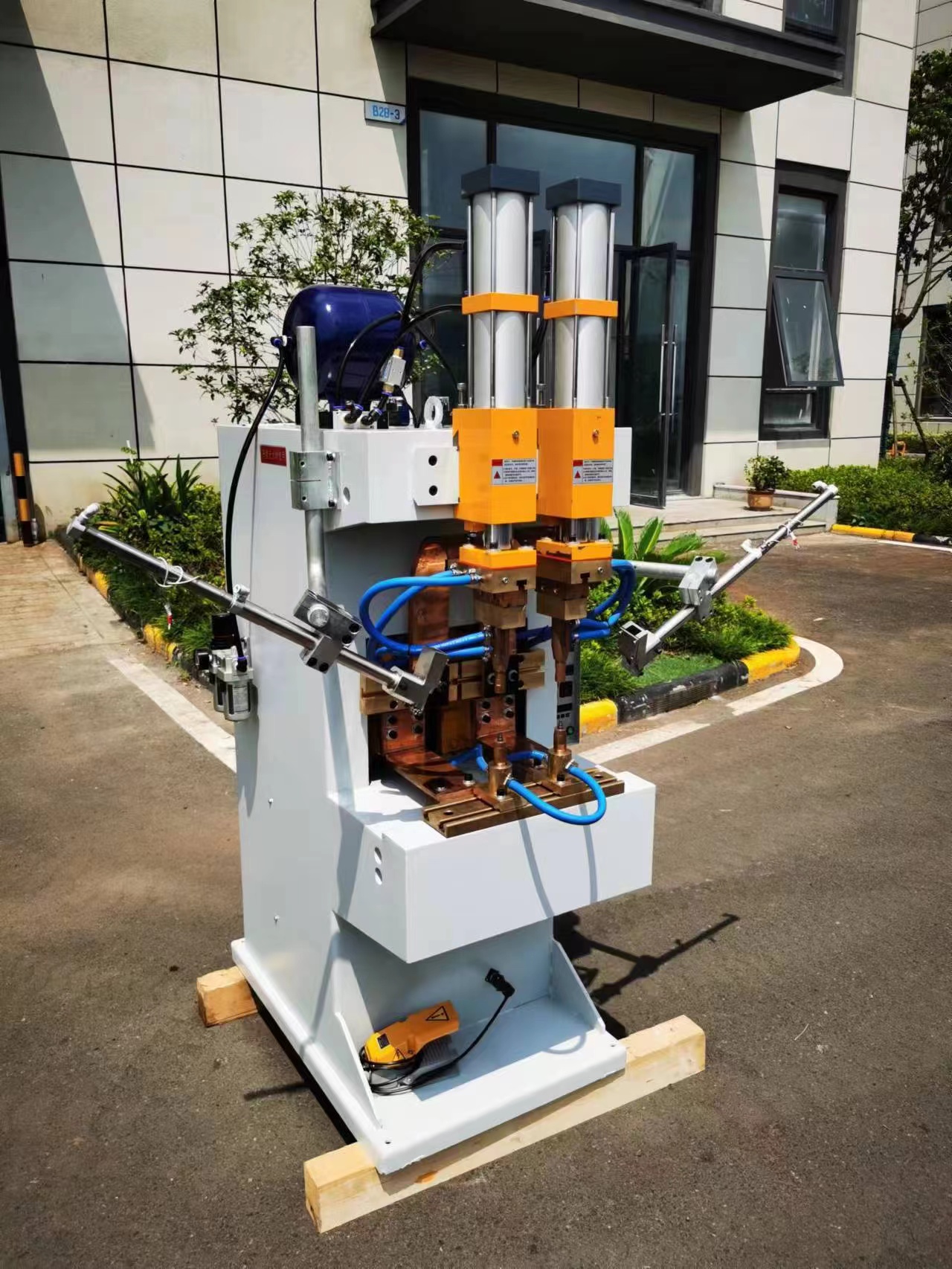 double head Spot welding machine with Automatic nut feeder (3) double head Spot welding machine with Automatic nut feeder (3)