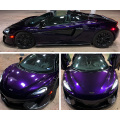 光沢のある輝く紫色の車のラップビニール