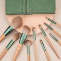 juegos de pinceles de maquillaje con mango de color madera verde leve