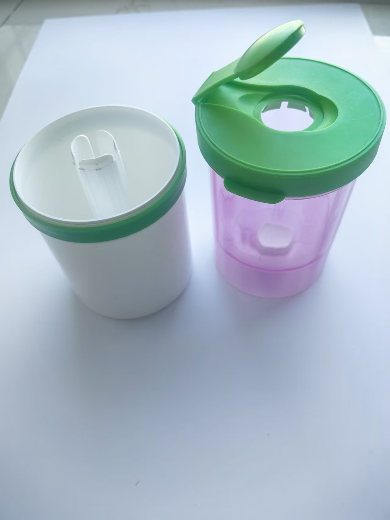 Injection molding of chewing gum boxes (26) Injection molding of chewing gum boxes (26)