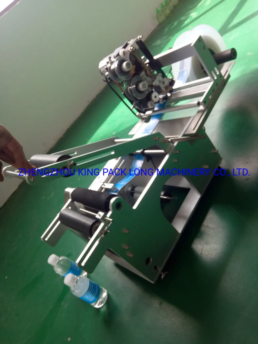 2019 New Design Semi Automatic Round Bottle Labeling Machine