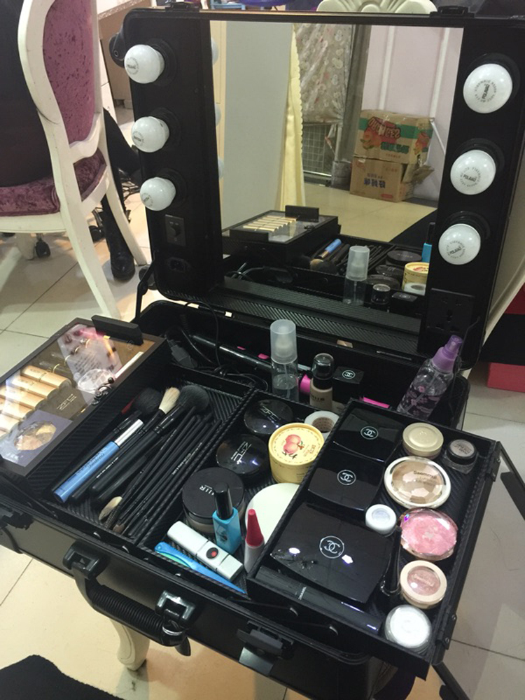 Aluminum Lighted Makeup Case With Legs, Wheels & Multi-Media Makeup Studio Case with LED Lights & Stand