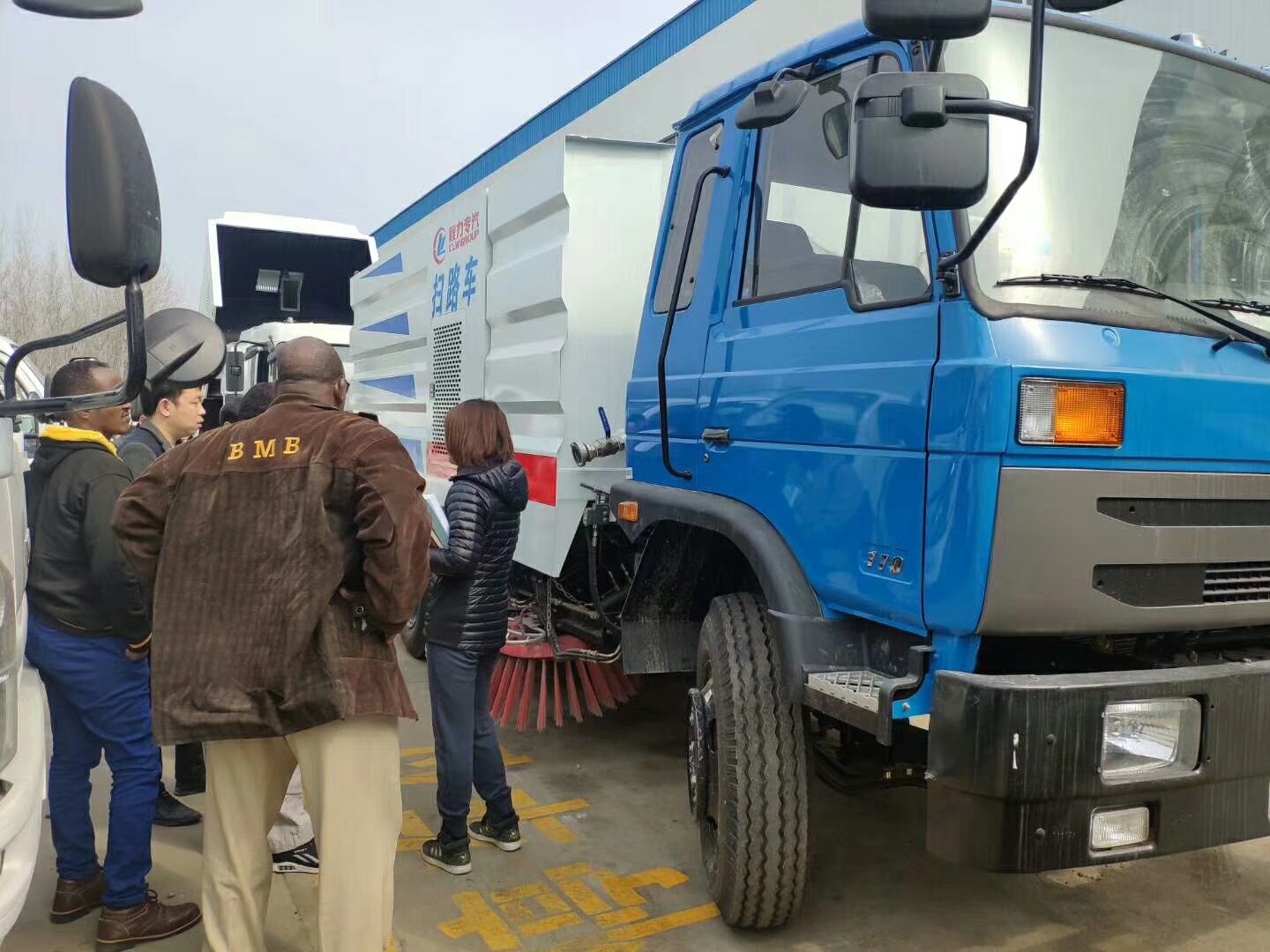 customer to buy road cleaning truck 3