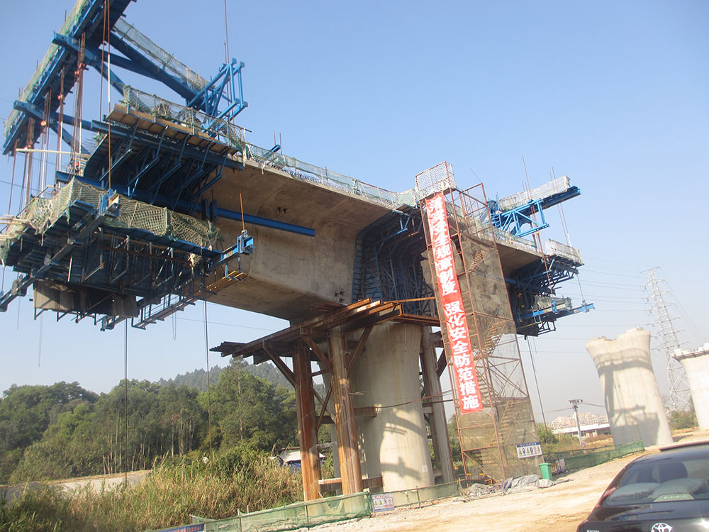 Encofrado trepante voladizo para la construcción