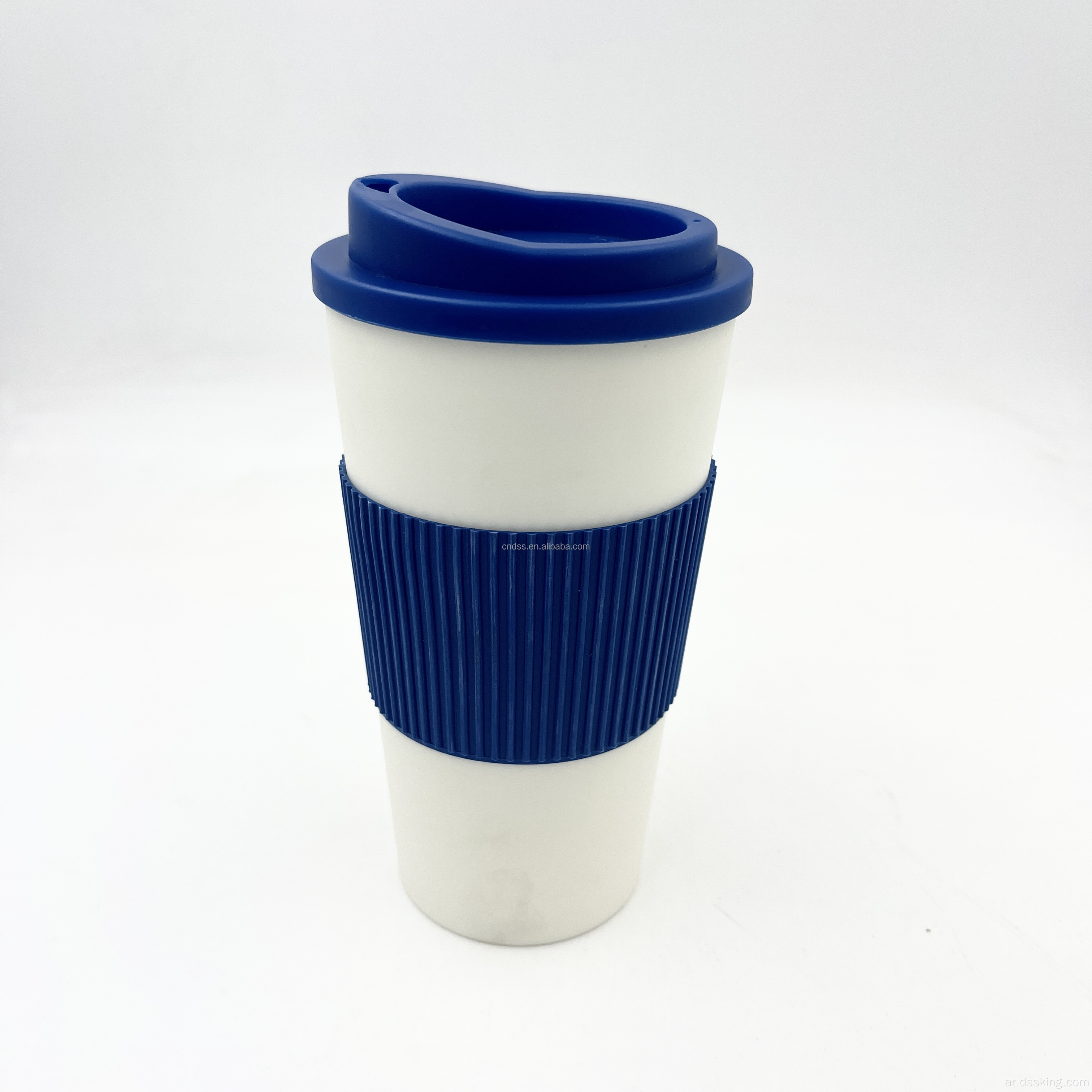 فنجان قهوة بلاستيكي خالي من BPA بأكمام 16 أوقية 500 مل من فنجان قهوة قابلة لإعادة الاستخدام مع الأغطية