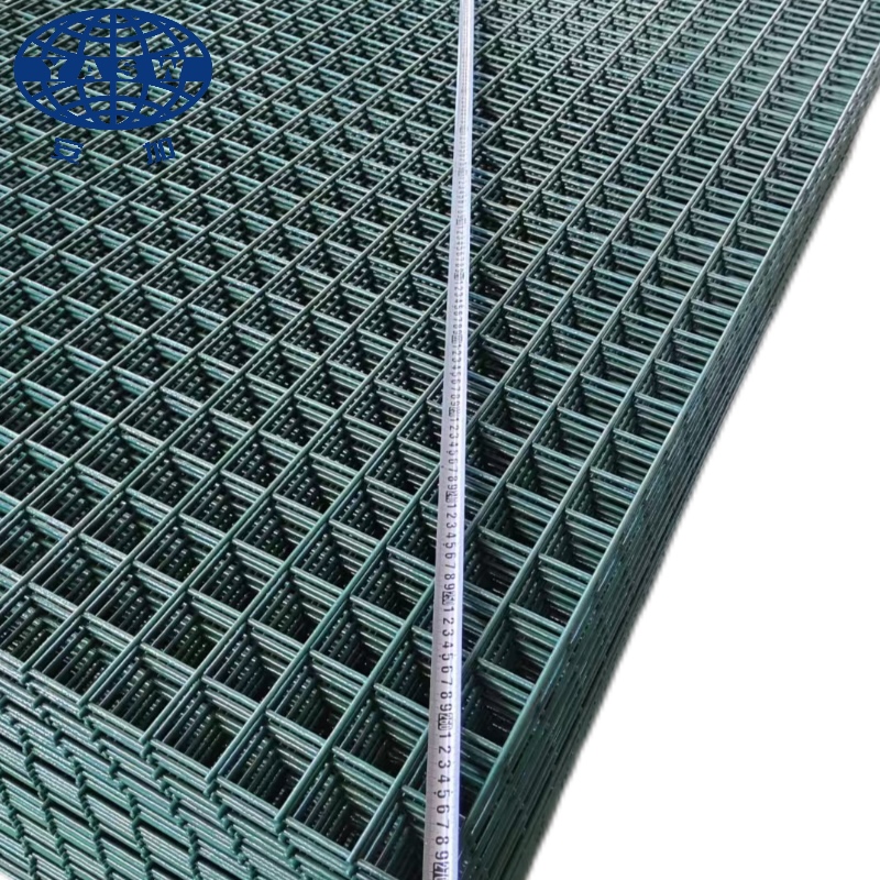 Grüne PVC-beschichtete geschweißte Gitterplatte – UV-stabilisierter Kunststoffmantel über verzinktem Kern, ANJIA-Produktion Green PVC coated welded mesh panel – UV-stabilised plastic jacket over galvanized core, ANJIA production