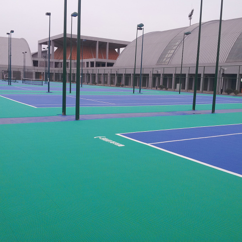 Lantai lapangan tenis menggunakan ubin luar ruangan indoor