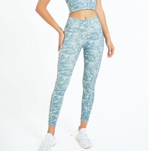 phụ nữ buộc legging nhuộm đầy đủ