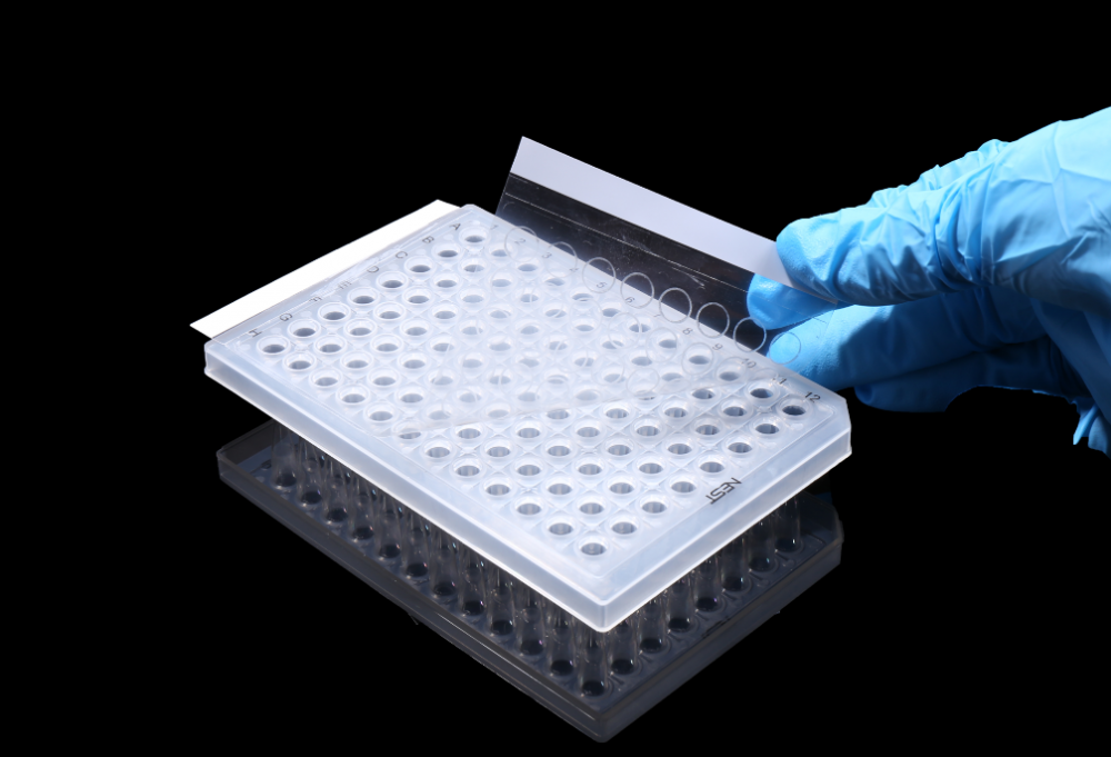 Advanced sealing film for qPCR