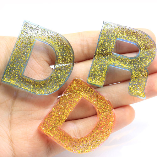 Nuovo arrivo di fabbrica Resina Piatta Alfabeto Lettera Perline Charms Kawaii Oro Glitter Filled Lettera Alfabeto Perline Creazione di gioielli fai da te