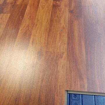 cherry designs 3-stirps Columbia Click Laminated Flooring