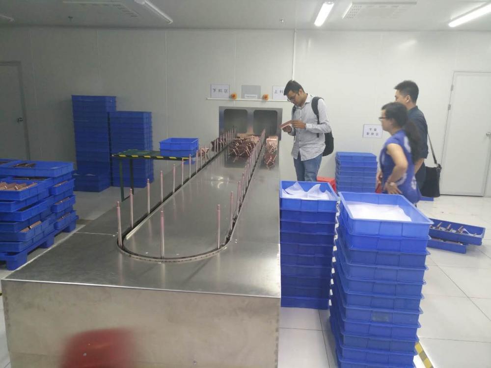 Uv Varnish Spray Vẽ tranh Thiết bị Uv Varnish Spray Painting Equipment