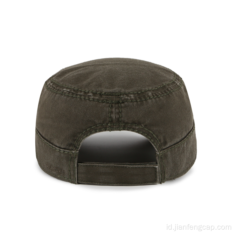 topi gaya militer kosong