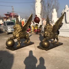 Fiberglass flying lion sculpture for outdoor decoration