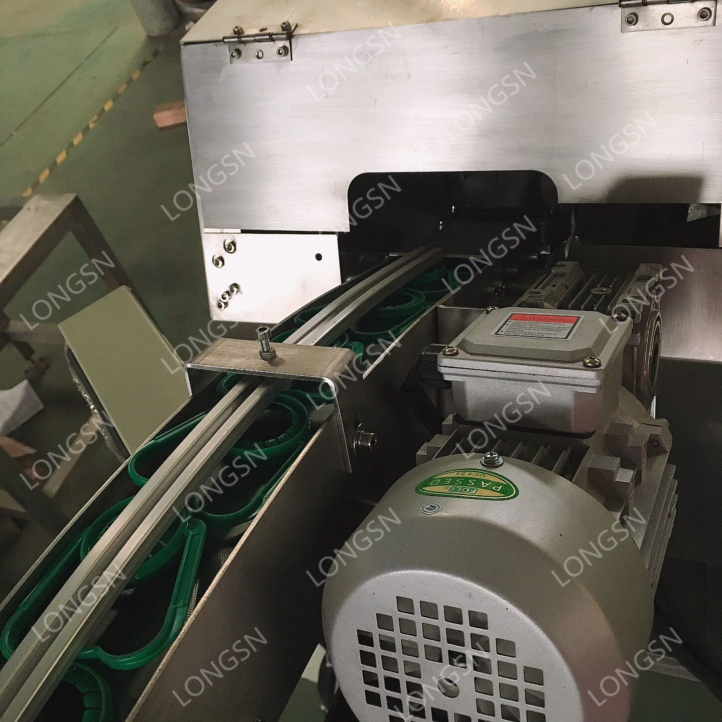 Fully automatic plastic bottled handle inserts machine handle ring lifting insert machine ring pull cap cap machine