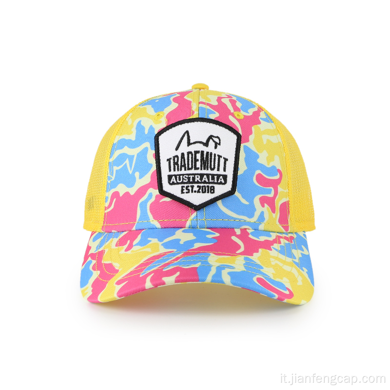 Cappellino trucker con stampa colorata con etichetta tessuta