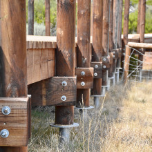 Instalación de tornillos de tierra para suelos activos