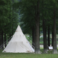 La grande tenda in cotone piramide dell&#39;orso bianco