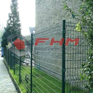 Recinzione da giardino recintata in PVC con recinzione metallica