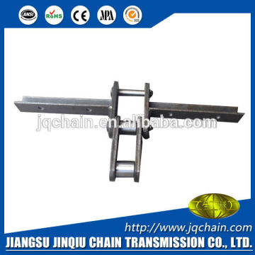 conveyor chain with attachment