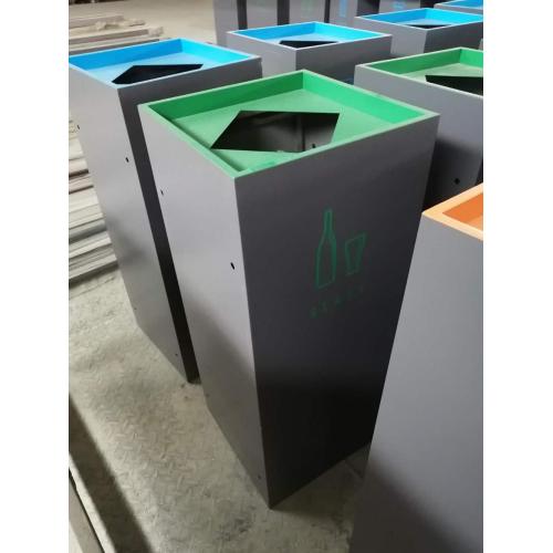 Cubo de basura verde y cubo de basura azul