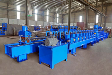 Highway guardrail roll forming machine