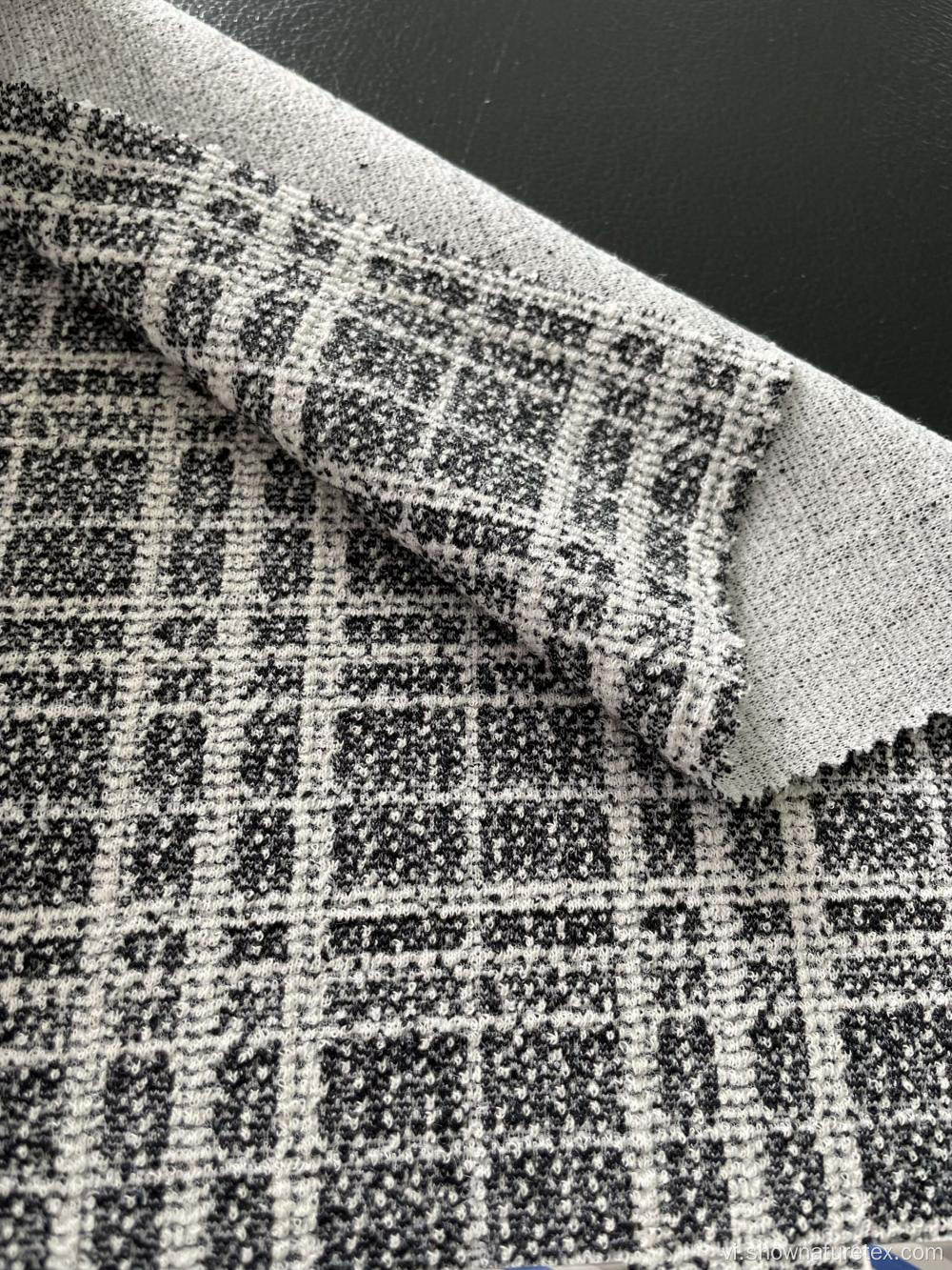 Kiểm tra màu trắng đen Knit Jacquard cho người phụ nữ mặc ra