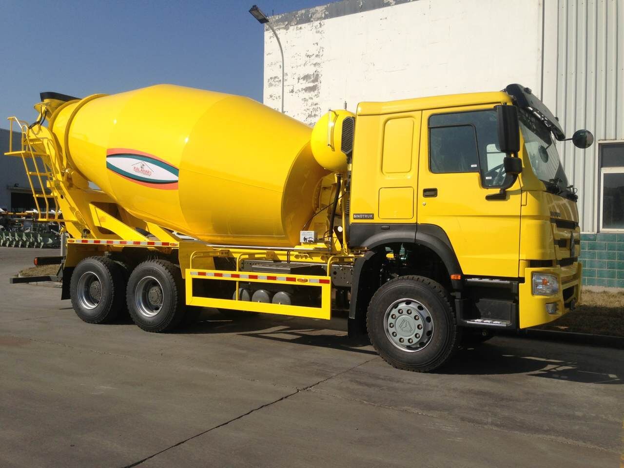 China sinotruk howo 6x4 diesel concrete mixer truck with pump 10cbm