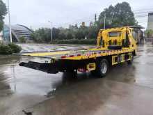 Flatbed Tow Truck for Heavy Duty Transport