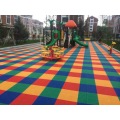 Patio de juegos para niños con azulejos entrelazados Mudolar