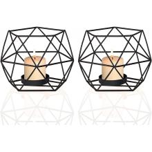 Masa merkezinde geometrik tealight mum tutucu dekor
